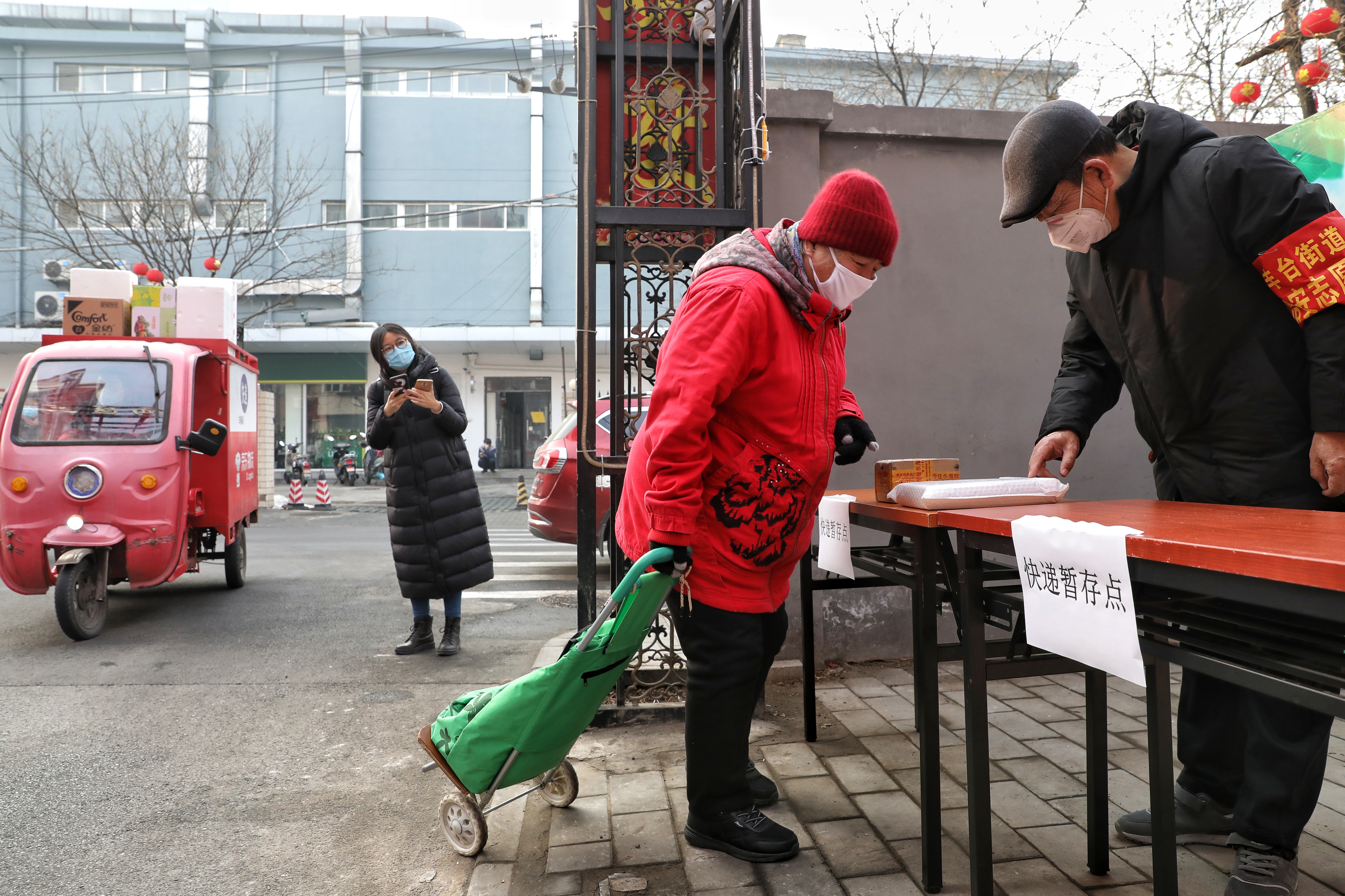 在职党员每天三班轮流值守