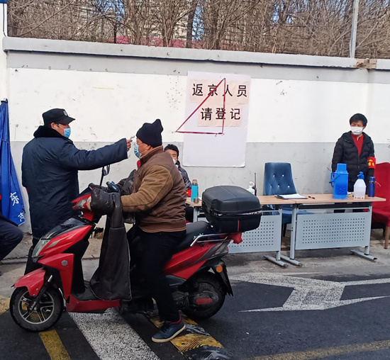 豆各庄村入口监测体温。
