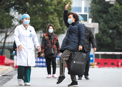 昨日（13日），武汉协和医院西院4个确诊患者出院，其中一名患者出院后跳起舞蹈。北京市援助武汉医疗队累计治愈出院患者已达6人。新京报记者 陶冉 摄