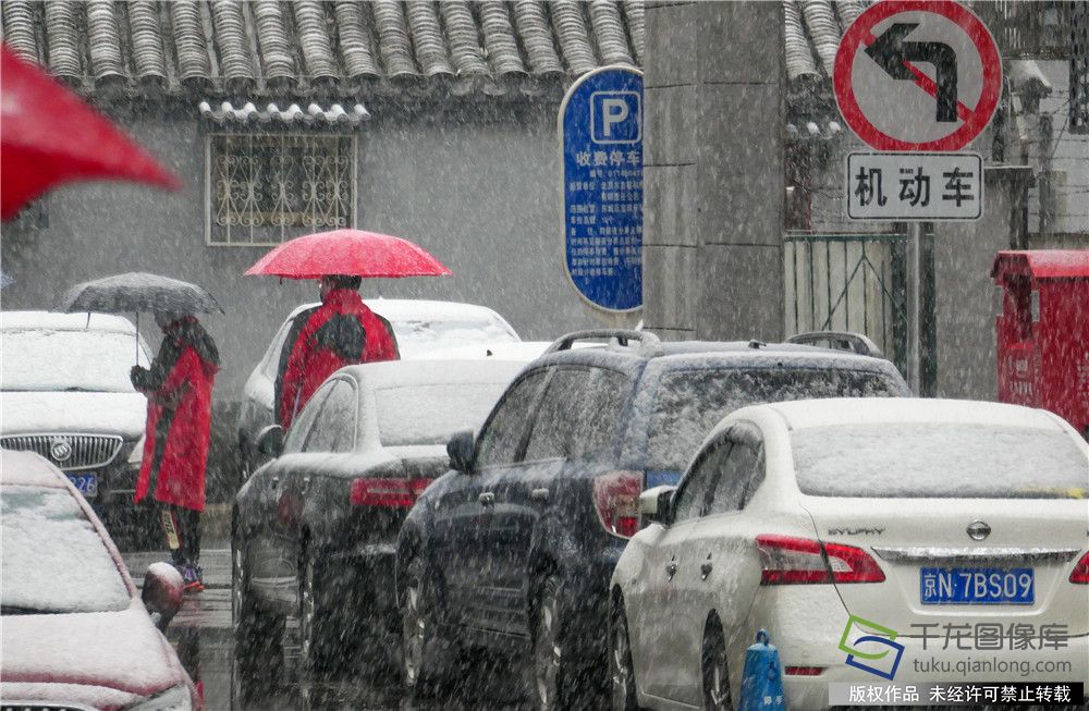 2020年2月14日，北京，大雪，东城区宝珠子胡同社区志愿者们仍然坚守着各自的岗位，为防控疫情尽心尽责。乔健摄 千龙网发