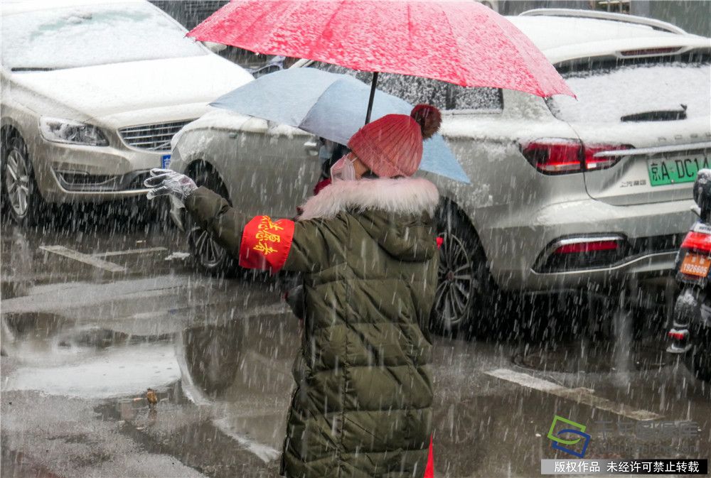2020年2月14日，北京，大雪，东城区宝珠子胡同社区志愿者们仍然坚守着各自的岗位，为防控疫情尽心尽责。乔健摄 千龙网发