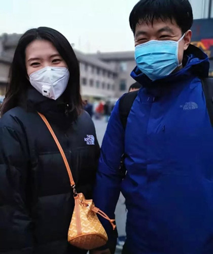 第一批支援武汉的北京医疗队136位队员中，男性护士只有16人。在隔离病区，邢正涛是一名胆大心细的护士，在岗位上兢兢业业、一丝不苟；回到驻地又成了尽职尽责的“搬运工”，时常帮助医疗队搬运整理物资。