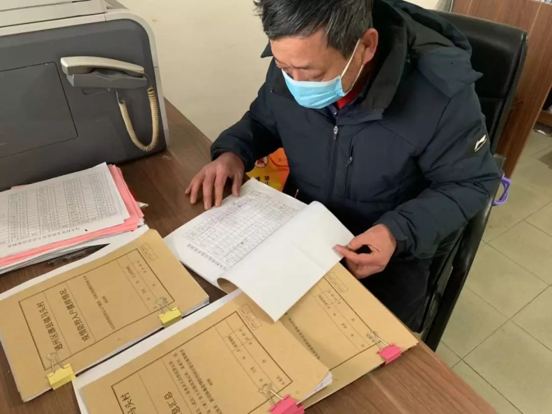 马头村监察干事张志勤每日查看人员、出租屋等摸排数据，确保准确上报，并建议建立防控物资台账，倡导物尽其用，拒绝浪费。