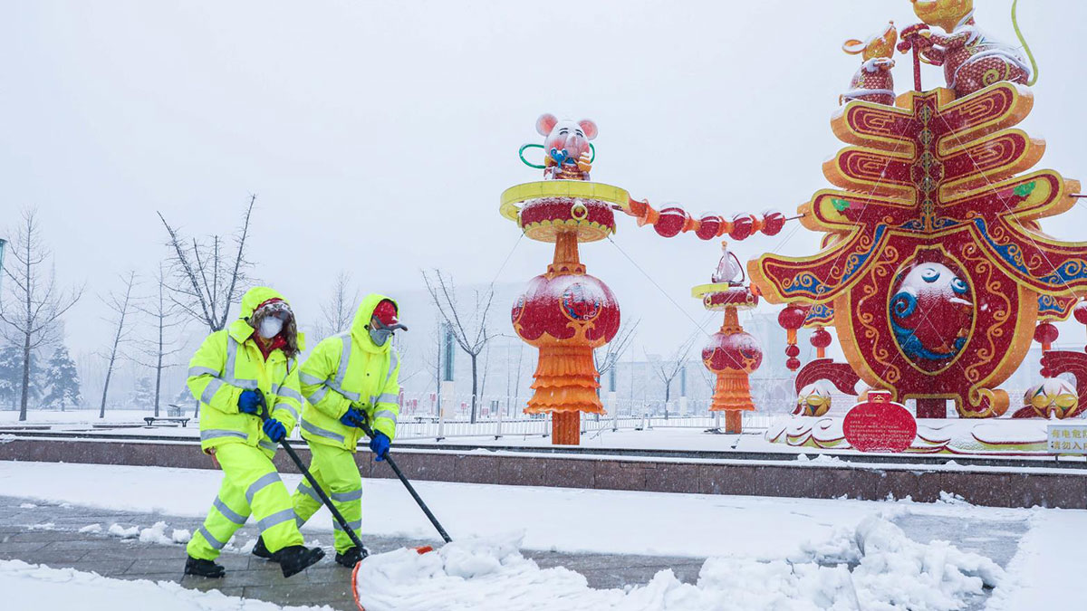 2月14日，北京迎来降雪天气。截止到17点，环卫集团扫雪铲冰共出动作业人员5271人次、多功能除雪车148车次、融雪车232车次、清扫车78车次、其他辅助车辆186车次、撒布器81台次、步道除雪设备23台次。图为北京环卫集团京环绿谷公司环卫工人在世纪广场清理道路积雪，保障市民出行。千龙网发 北京环卫集团供图