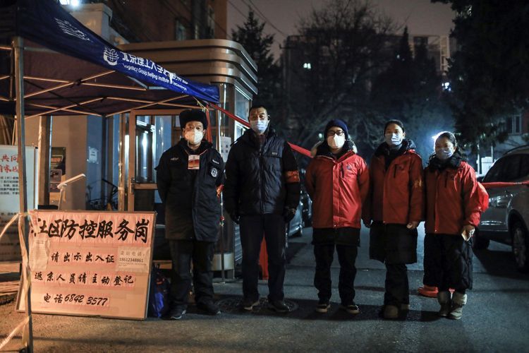 2月19日20时40分，海淀区三虎桥社区主岗值守人员：（从右至左）社区干部户立敏、社区干部王建蕊、街道下派工作人员张磊、区下派工作人员阮文兴、保安高五孩。三虎桥社区是个典型的老旧小区，没有物业、不封闭、无保安，现在一共有1个主岗13个副岗，实行24小时不断岗。