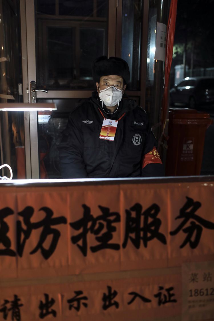 2月19日21时20分，海淀区三虎桥社区干部王建蕊值守出入口。