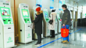 医院贴防疫一米线 “分诊”制度防止交叉感染