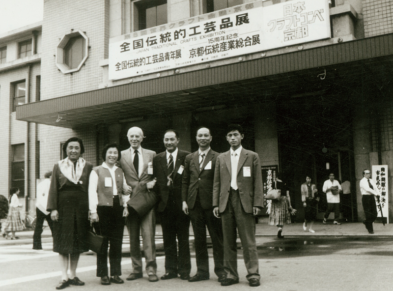 6、1978年，在日本参加联合国第八届世界手工艺大会，和联合国教科文组织官员合影