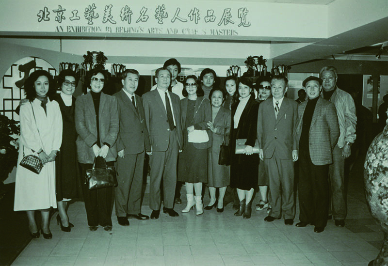 5、在香港工艺美术展览会上与香港凤凰影视公司名演员合影（左四）