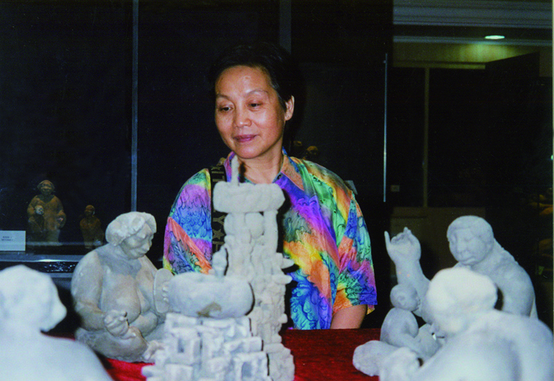唐克美参观大师泥塑作品