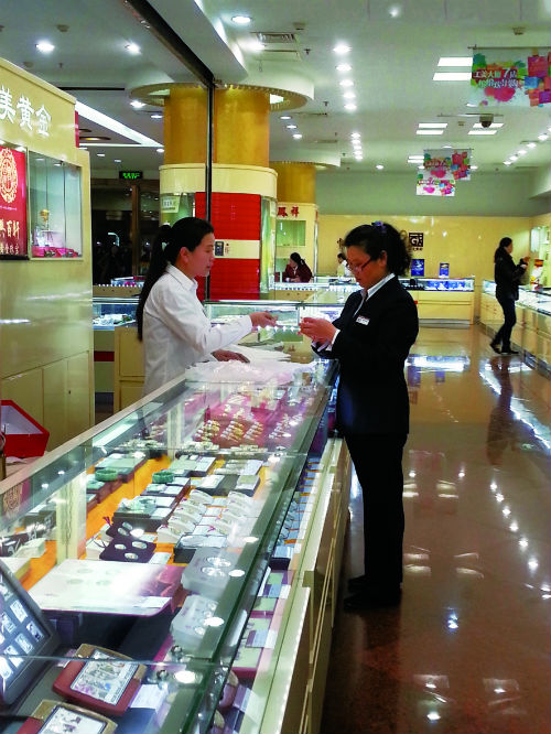 3、在黄金组检查商品质量（右一）