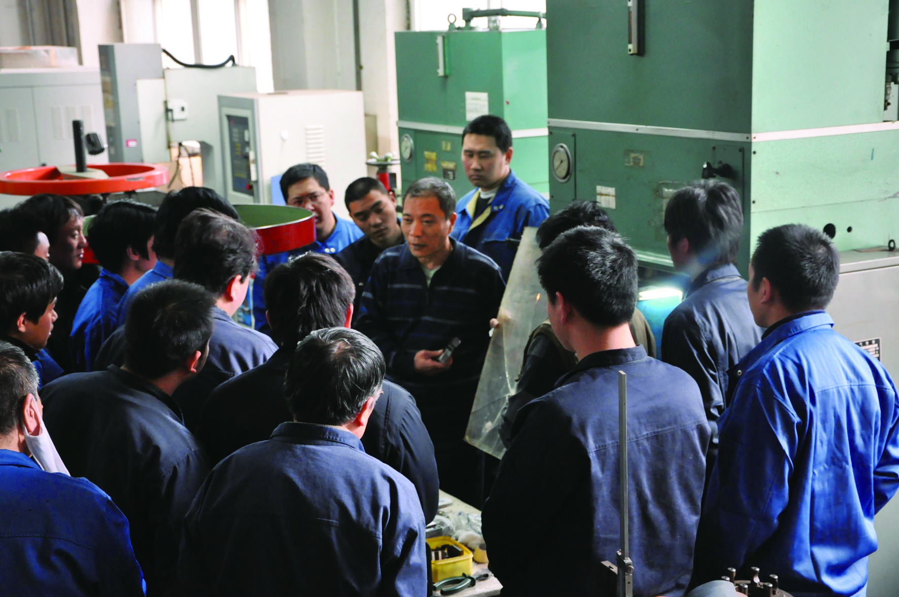 8、在生产车间现场给职工讲解安全生产操作知识（中）