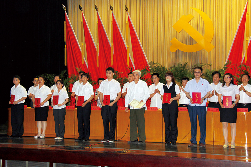 9、2013年，在七一表彰会上领取先进党支部证书
