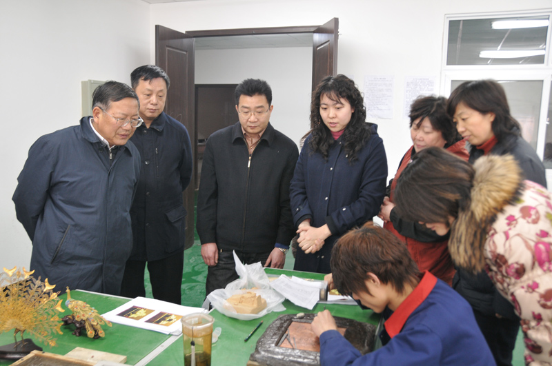 2012年，金生官（左）到北京市工艺美术高级技工学校考察