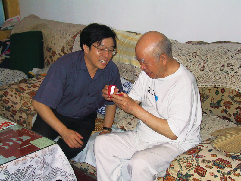 10、看望老红军李宝生（左）