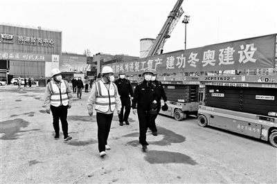 疫情防控期间，为加强工地复工后的安全生产工作，确保建筑施工安全生产平稳有序，近日海淀城管执法局万寿路街道执法队对辖区冬奥场馆项目——五棵松冰上运动中心项目工地复工情况进行检查，督促施工现场管理、渣土苫盖、洒水降尘等工作落实到位。