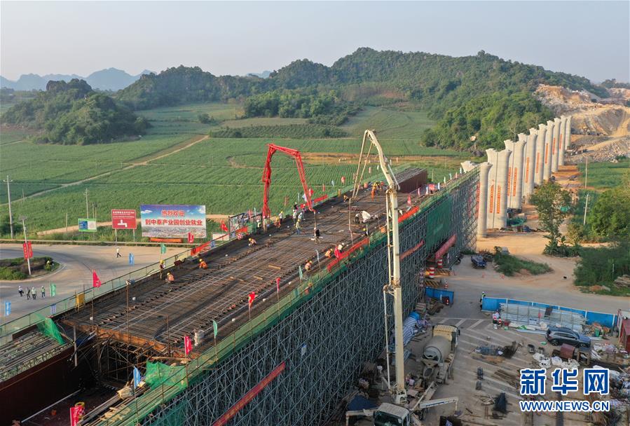 （经济）（1）假日高铁施工忙