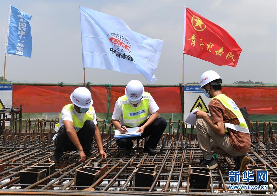 (经济)(3)假日高铁施工忙