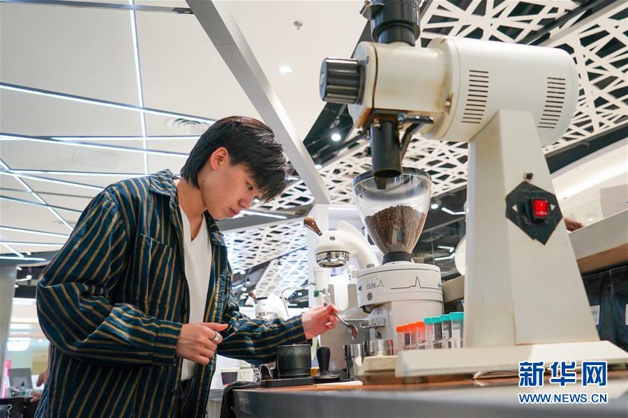 （图文互动）（3）触网直播间 引领小众圈新兴职业青年的初心与匠心