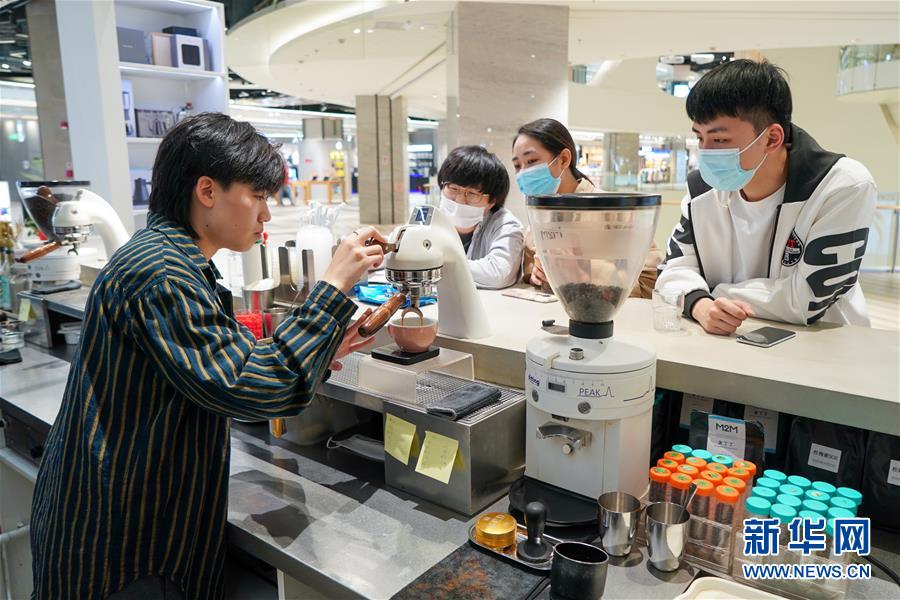 （图文互动）（1）触网直播间 引领小众圈新兴职业青年的初心与匠心