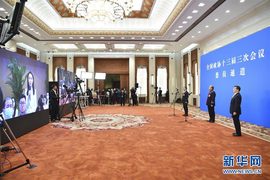 (两会·政协开幕·XHDW)(5)接受采访