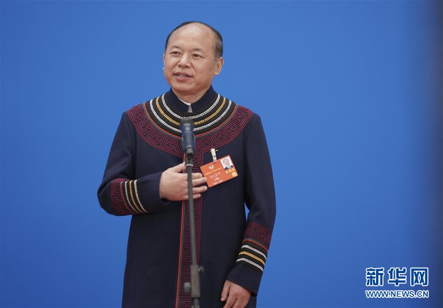 (两会·政协开幕·XHDW)(8)接受采访