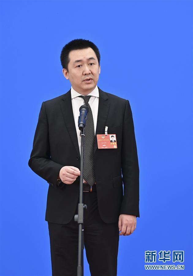 (两会)(2)接受采访