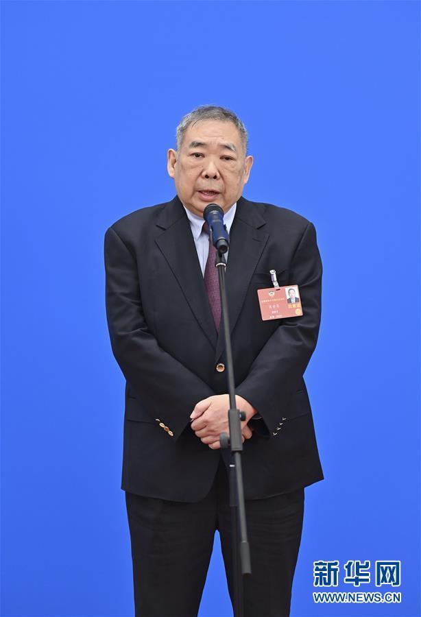 (两会)(6)接受采访