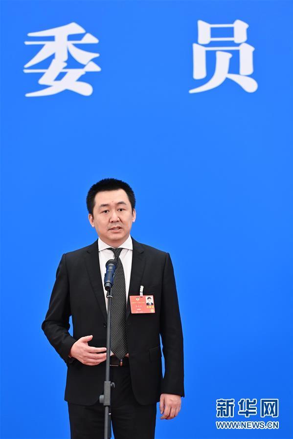 (两会·XHDW)(1)接受采访