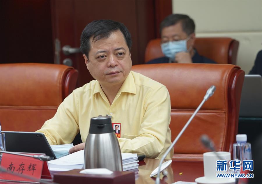 (两会·热点画报)(5)代表委员聚焦民法典草案