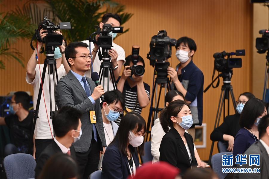 (两会·XHDW)(18)李克强出席记者会并回答中外记者提问