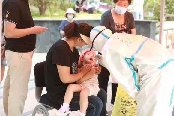 房山区“举全区之力” 全力做好长阳镇核酸检测工作