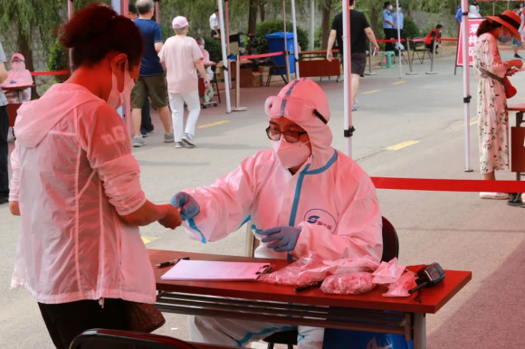 房山区“举全区之力” 全力做好长阳镇核酸检测工作