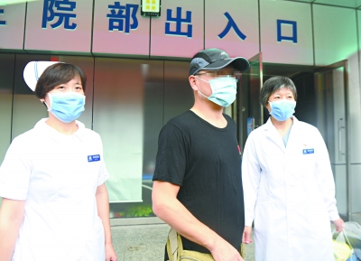 6月29日上午，新发地市场相关疫情首例治愈患者老何从地坛医院出院。本报记者 阎彤摄  