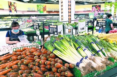 8月4日，五道口华联超市蔬菜区品种丰富，菜价稳定，顾客有序选购。本报记者 王海欣摄
