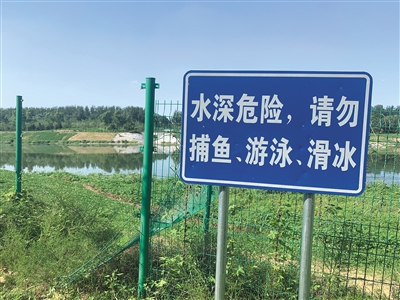 8月9日，温榆河朝阳段有一处护栏已被破坏，垂钓者从这里进入垂钓。