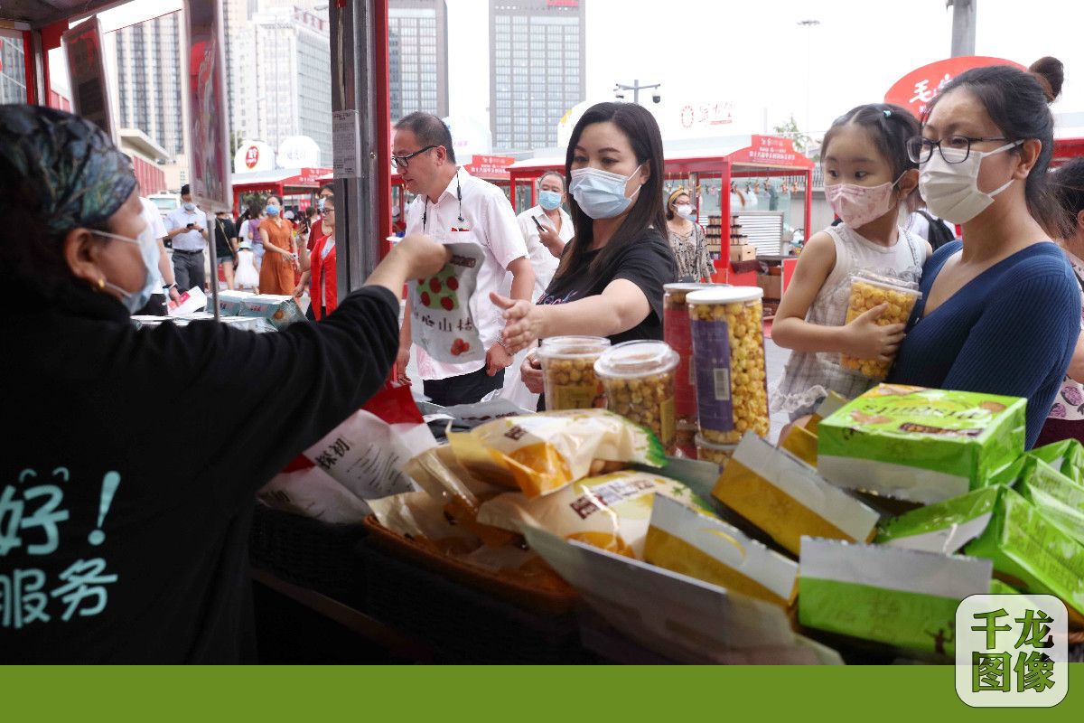 8月8日晚，第十八届中关村国际美食节在北京市海淀区的城乡购物中心开幕，为期一个月的美食美酒嘉年华也同时启动，美食美酒嘉年华由精品美食展卖区、现场餐饮制售区、文创非遗展示区三个板块组成。本次美食节是2020年北京消费季•悦动海淀分会场活动之一，整个美食节将持续到10月。陈晓根摄