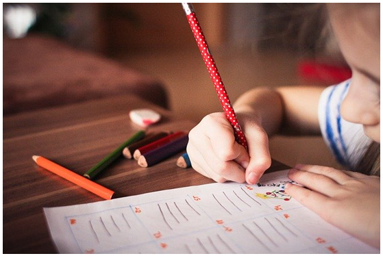 “超前教育”被叫停，hachi哈奇光屏M1“AI互动课堂”成育儿新宠