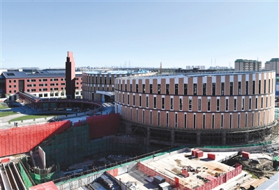 北京学校中学部及共享区外檐已经亮相，将于年底竣工。新京报记者 吴宁 摄