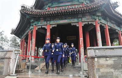 昨日(23日)，颐和园，杭州西湖女子巡逻队在诗画浙江文旅周期间为游客服务。当日，诗画浙江文旅周（杭州日）暨2020浙江（北京）旅游交易会开幕式举行。咸亨酒店、西湖断桥、泰顺木偶、越剧《梁祝》等知名浙江元素出现在颐和园。这是2020中国大运河文化带京杭对话的重要活动之一。新京报记者 李木易 倪伟 摄影报道