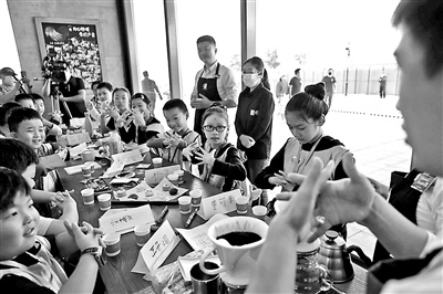 今天(26日)是国际聋人节。昨天，北京青年报“教育圆桌”（微信公众号：jiaoyuyuanzhuo）的圆桌小记者线下活动再次出发，开启“残健爱相融”关爱之旅。他们走进北京星巴克首家手语店，向听障咖啡师学习咖啡知识，学用手语交流，“学唱”手语歌曲；走进北京市残疾人联合会，实地体验残联办公区内随处可见的无障碍设施；北青报记者还为小记者上了一堂生动的残疾人新闻写作培训课，希望小记者们能够从我做起，尊重和关爱身边的每一名残疾人。