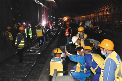 1日凌晨，地铁四惠东站内，工人们正在拆除线路上的各类设备。新京报记者 吴江 摄