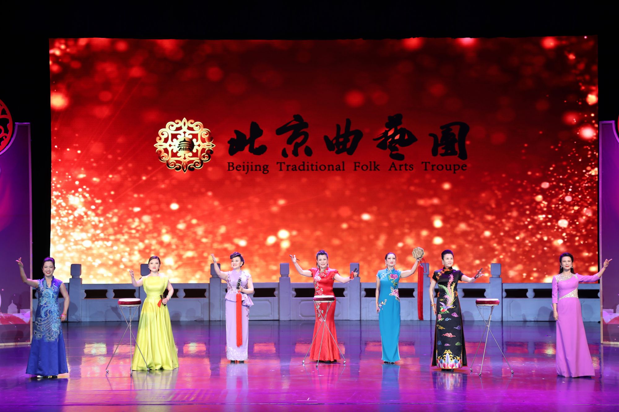 鼓曲联唱《京腔京韵曲艺情》表演者（左起）：陈娜娜  李想 杨芊艺 杨菲  何丹 张曦文 陈贺 