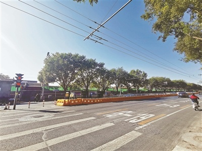 平安大街张自忠路段路中间已经用黄色围栏开辟出了一条宽约2米的隔离带摄影/本报记者 魏彤