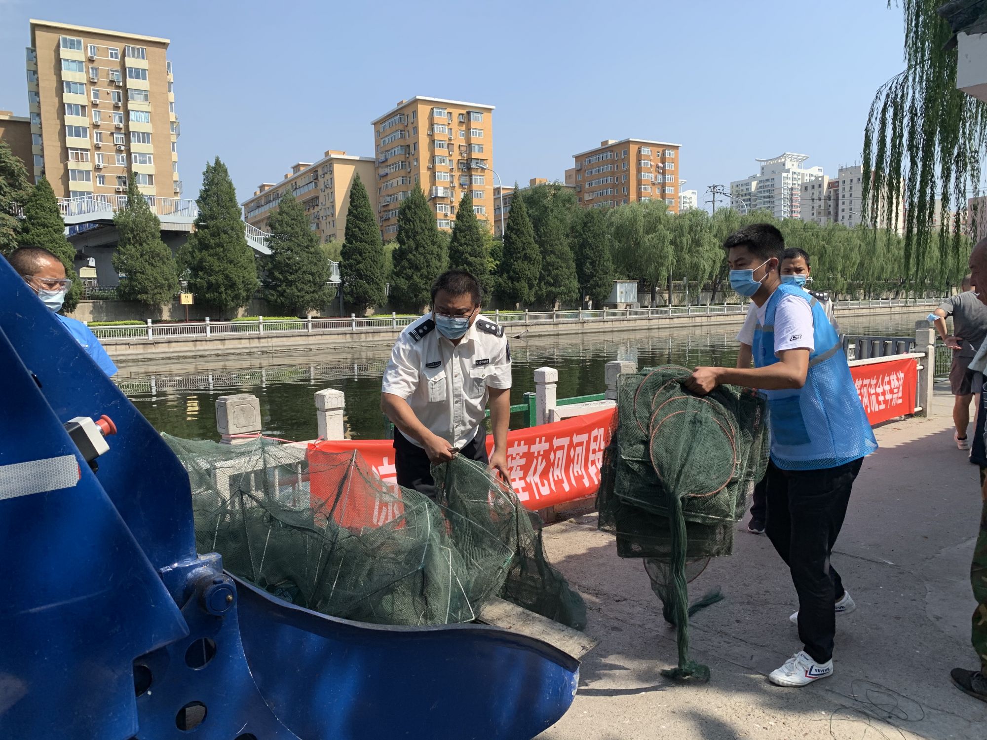 市级农业执法机构销毁罚没渔具 (1)