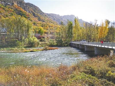 密云白河捧河岩村段，如今河道已经很少能看到垃圾。