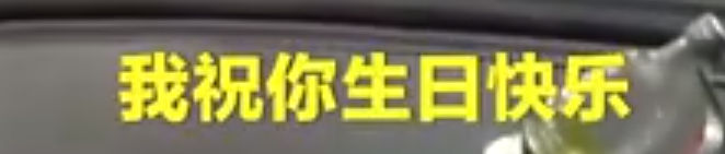 女孩半路被叫回加班崩溃痛哭 网友纷纷为小姑娘加油