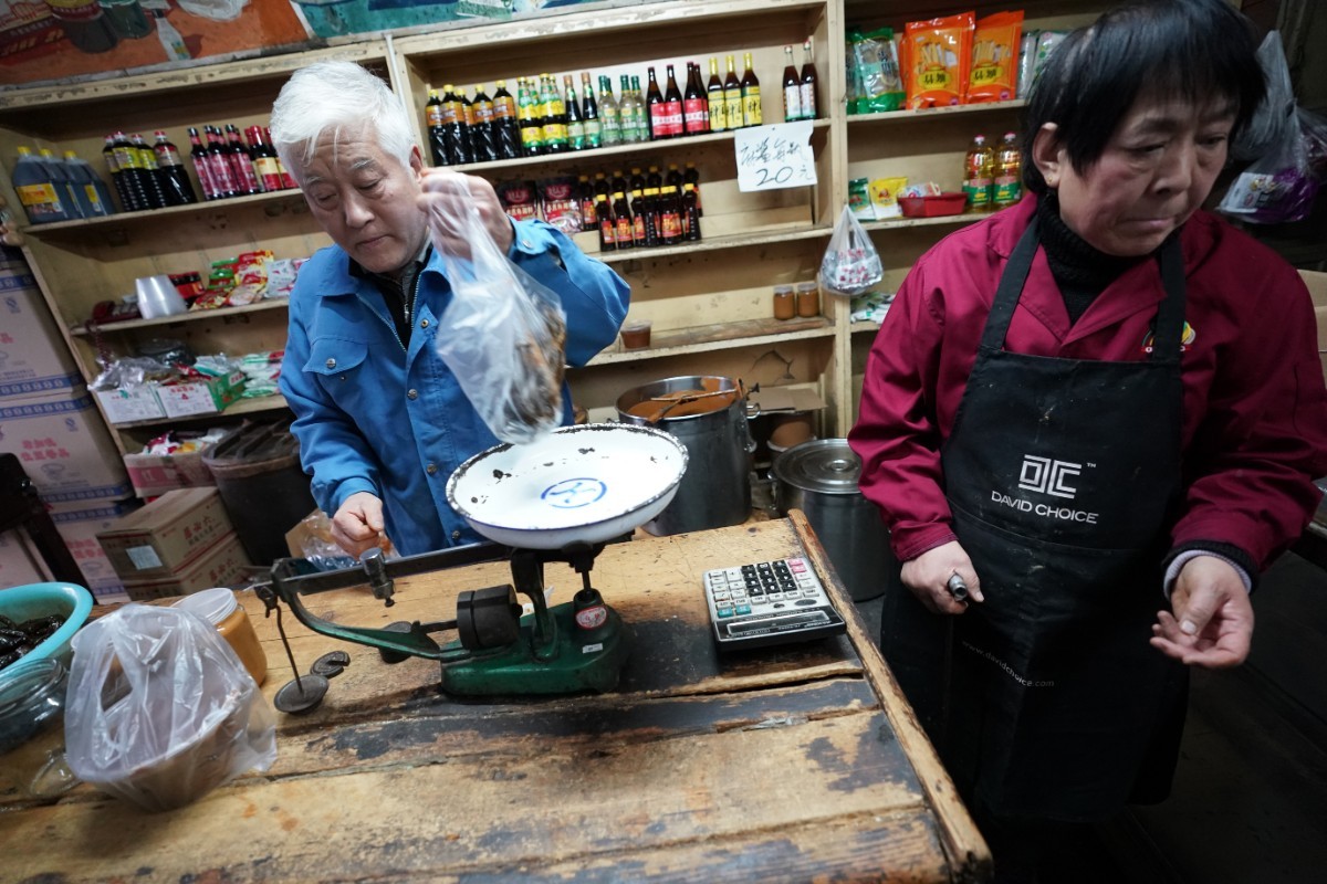 “真香啊，还是小时候的味儿！”家住角门的刘大爷一进店，就被屋内弥漫的芝麻酱香吸引。“之前朋友送了我一瓶这儿的酱，吃完我惦记了好久，这次特意过来买5瓶。”