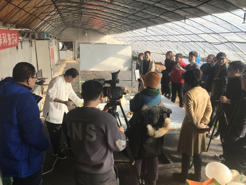 目前，食用菌已经成为老百姓菜篮子的重要组成部份。为了让市民更好地了解食用菌饮食文化和科普知识，北京市农业农村局宣教中心邀请王云老师“现场教学”如何食用食用菌；同时，为了让更多消费者了解和掌握吃食用菌的技能和技巧，现场与北京人民广播电台城市台合作，进行网络视频直播。