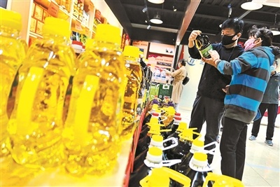 市民在门头沟扶贫双创中心采购扶贫农产品摄影/本报记者 魏彤
